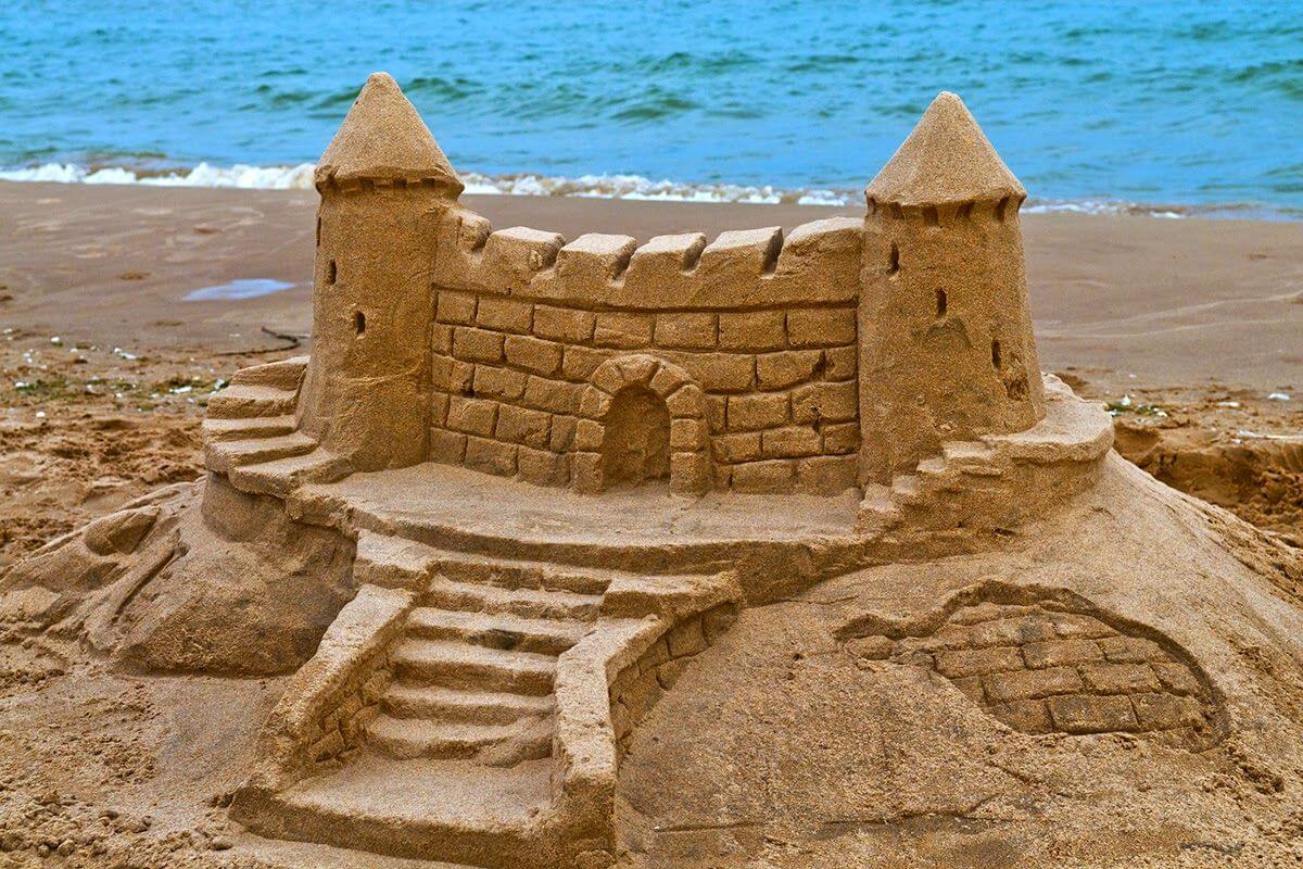 Sandcastle перевод на русский язык. Песочный замок. Замок из песка. Постройки из песка. Замок из песка на пляже.