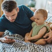 τι συμβαίνει όταν ασχολείστε με το τηλέφωνο ενώ είστε με τα παιδιά