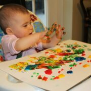 Πώς να φτιάξετε «σπιτικές» γευστικές δαχτυλομπογιές για τα μωράκια