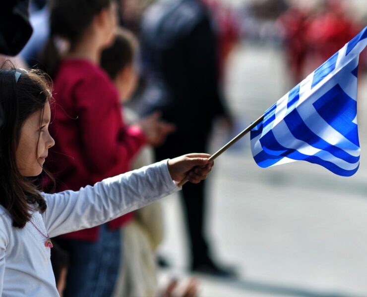 Για να τιμήσουμε την επέτειο της 28ης Οκτωβρίου, διαλέξαμε μερικά ποιήματα και τραγούδια και βίντεο για να γιορτάσετε τη μέρα μαζί με τα παιδιά!