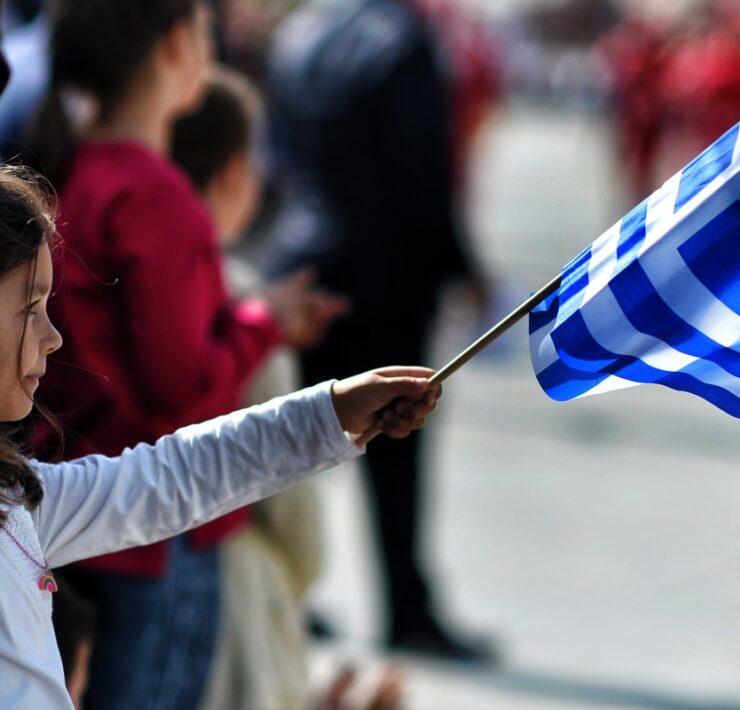 Για να τιμήσουμε την επέτειο της 28ης Οκτωβρίου, διαλέξαμε μερικά ποιήματα και τραγούδια και βίντεο για να γιορτάσετε τη μέρα μαζί με τα παιδιά!