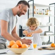 Το κρυολόγημα και η γρίπη είναι κάποια στιγμή αναπόφευκτα, αλλά υπάρχουν έξυπνα βήματα που μπορείτε να κάνετε για να διατηρήσετε τα παιδιά σας υγιή.