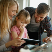 Οι γονείς επιτυχημένων παιδιών δεν ανησυχούν για τον χρόνο οθόνης, διδάσκοντας αυτές τις 3 δεξιότητες