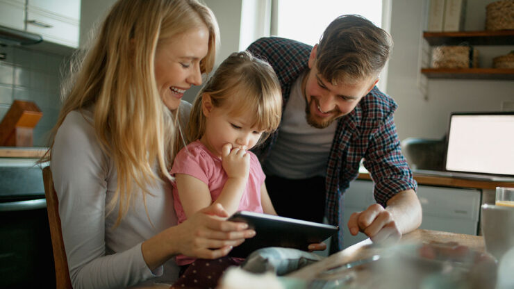 Οι γονείς επιτυχημένων παιδιών δεν ανησυχούν για τον χρόνο οθόνης, διδάσκοντας αυτές τις 3 δεξιότητες