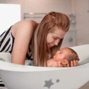 Οδηγός βήμα προς βήμα για το πώς να κάνετε μπάνιο στο μωρό σας