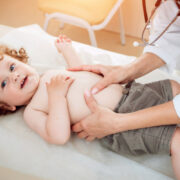 Από πόνο στο στομάχι και ναυτία μέχρι πυρετούς, απώλεια όρεξης και διάρροια, αυτά είναι μερικά από τα σημάδια της σκωληκοειδίτιδας στα παιδιά.