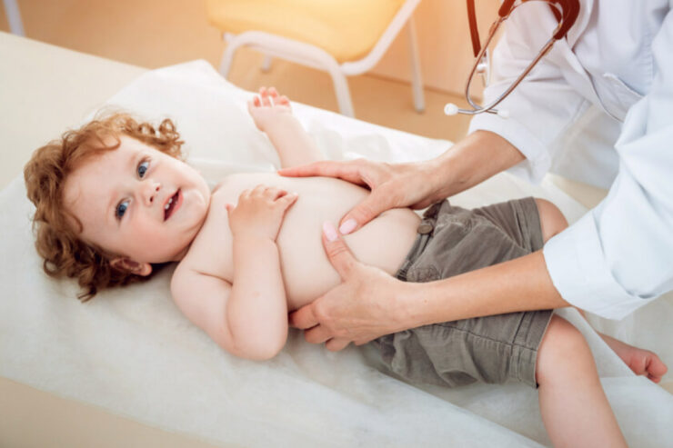 Από πόνο στο στομάχι και ναυτία μέχρι πυρετούς, απώλεια όρεξης και διάρροια, αυτά είναι μερικά από τα σημάδια της σκωληκοειδίτιδας στα παιδιά.