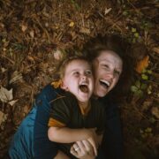 Η παιδοψυχολόγος Dr. Ariana Hoeπώς να βάλουμε γερές βάσεις ψυχικής υγείας στα παιδιά μας