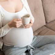 Σύμφωνα με τη μελέτη, ακόμη και μια μικρή ποσότητα καφεΐνης θα μπορούσε να αλλάξει την ανάπτυξη ενός παιδιού