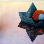 «Το κόκκινο δέντρο» του Shaun Tan κυκλοφορεί από τις εκδόσεις Φουρφούρι και με εξαιρετικό τρόπο δημιουργεί δυνατά συναισθήματα και δίνει αφορμή για σκέψη και συζήτηση