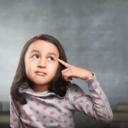 Σε μια εποχή με υπερπληροφόρηση και υπερβολικά ερεθίσματα, η ιδιότητα της κριτικής σκέψης στα παιδιά είναι περισσότερο από ποτέ απαραίτητη