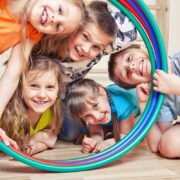 Πώς να εμφυσήσετε το ομαδικό πνεύμα και η συνεργασία, που προσφέρουν πολλά οφέλη στα παιδιά