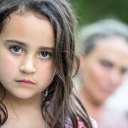 Πώς να βοηθήσετε ένα παιδί να διαχειριστεί τη θλίψη, τη λύπη κι ό,τι το κάνει να νιώθει πληγωμένο