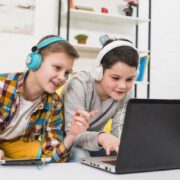 Το «Κώδικας Scratch - Μάθε προγραμματισμό δημιουργώντας 10 δικά σου διασκεδαστικά παιχνίδια» είναι ένα βιβλίο που συνδυάζει την αγάπη για την τεχνολογία με την αγάπη για τη γνώση - win-win για γονείς και παιδιά