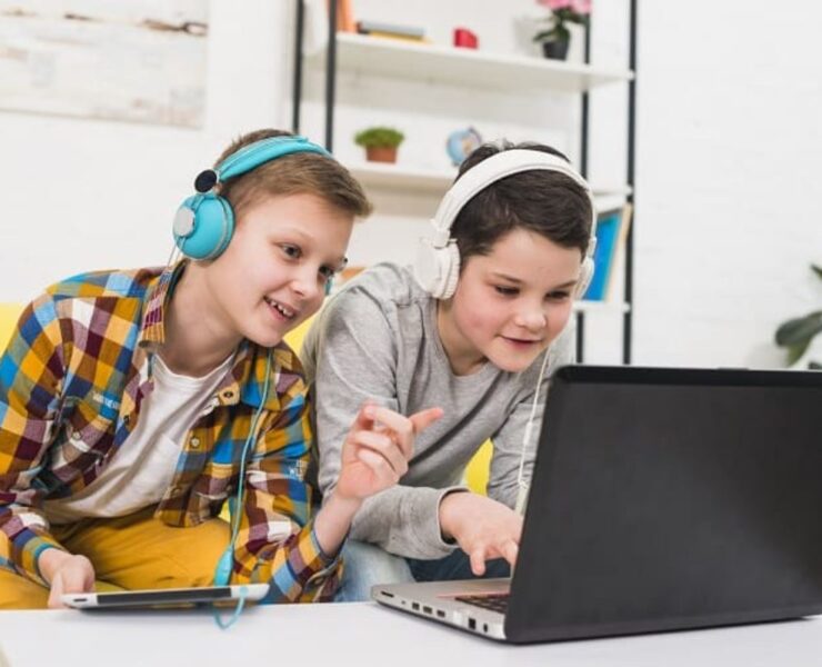 Το «Κώδικας Scratch - Μάθε προγραμματισμό δημιουργώντας 10 δικά σου διασκεδαστικά παιχνίδια» είναι ένα βιβλίο που συνδυάζει την αγάπη για την τεχνολογία με την αγάπη για τη γνώση - win-win για γονείς και παιδιά