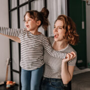 Πώς το στυλ ανατροφής που χρησιμοποιούν οι γονείς επηρεάζει τη δημιουργικότητα και τις μελλοντικές επιδόσεις των παιδιών τους