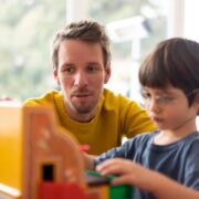 3 συμβουλές από τους ειδικούς για να κάνετε τα παιδιά να ακολουθούν οδηγίες