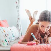 Με αφορμή την Παγκόσμια Ημέρα Ευτυχίας, συμβουλές για να μεγαλώσετε ένα ικανοποιημένο παιδί