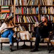 Γραμμένα σαν παραμύθι ή σαν ποιήματα με εικόνες, δύο βιβλία της Αντιγόνης Βουτσινά που δίνουν τροφή για σκέψη ως προς το τι σημαίνει γονεϊκότητα