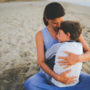 Τα παιδιά υψηλής ευαισθησίας έχουν ιδιαίτερες δεξιότητες που οι γονείς πρέπει να τα βοηθήσουν να τα αναδείξουν και να μάθουν να τα αξιοποιούν