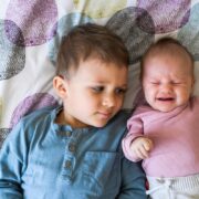 Μερικές τεχνικές που θα βοηθήσουν ένα παιδί να καλωσορίσει το νέο αδερφάκι του