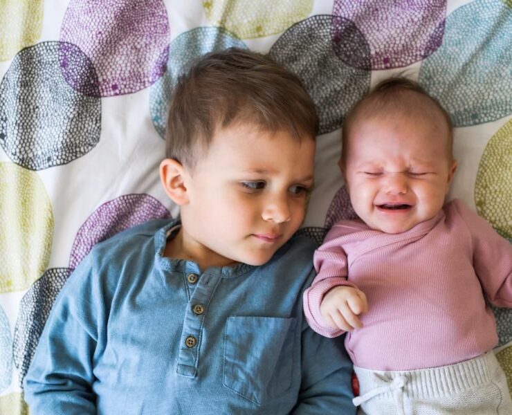 Μερικές τεχνικές που θα βοηθήσουν ένα παιδί να καλωσορίσει το νέο αδερφάκι του