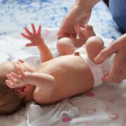 Το αντανακλαστικό Moro μπορεί να είναι εκπληκτικό για τους νέους γονείς – εδώ όλα όσα θέλετε να ξέρετε