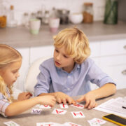 Πρόσφατη έρευνα από το Πανεπιστήμιο της Ανατολικής Αγγλίας αποκαλύπτει γιατί ορισμένα παιδιά μπορεί να καθυστερούν να μάθουν λέξεις από άλλα.