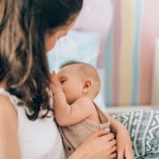 Θηλασμός: 7 μύθοι για τη διατροφή σου όταν θηλάζεις