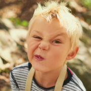 Emily Robertson Τα επιθετικά παιδιά χρειάζονται ειδικές παρεμβάσεις με επίκεντρο τους γονείς