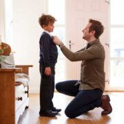 Δείτε πώς μπορείτε να βοηθήσετε το παιδί σας να ανταποκριθεί στο άγχος της επιστροφής στο σχολείο, σύμφωνα με έναν πατέρα τεσσάρων παιδιών και ειδικό ψυχικής υγείας.