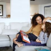 Πάνω απ’ όλα, εξηγήστε στο παιδί σας σε ποιον πρέπει να μιλήσει εάν αισθάνεται ανασφάλεια