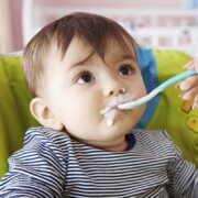 Καθώς το μικρό σας εξερευνά τη σφαίρα των στερεών τροφών, μπορεί να αναρωτιέστε: πότε μπορούν τα μωρά να φάνε γιαούρτι; Εδώ, εξερευνούμε όλα όσα πρέπει να γνωρίζετε!