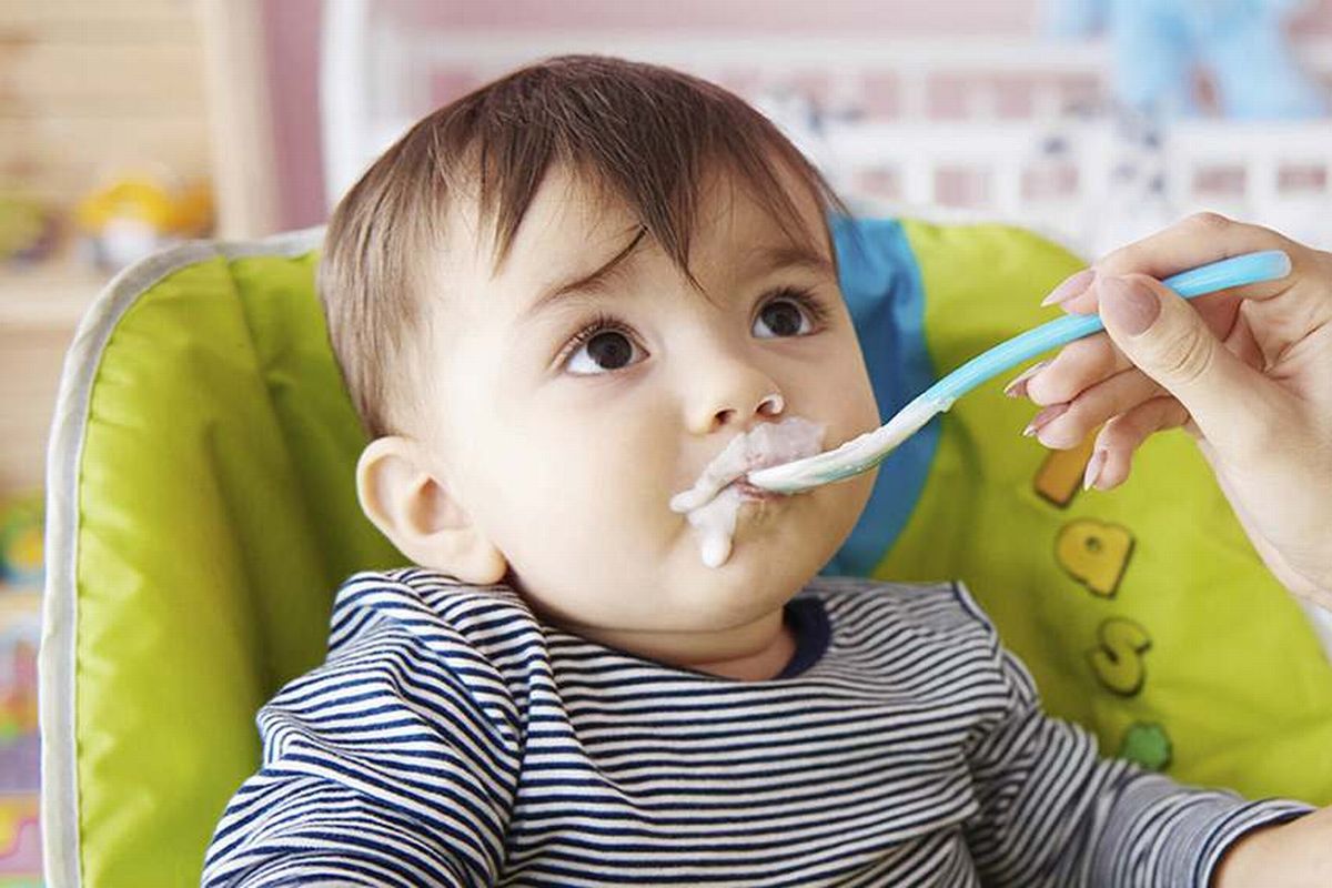 Καθώς το μικρό σας εξερευνά τη σφαίρα των στερεών τροφών, μπορεί να αναρωτιέστε: πότε μπορούν τα μωρά να φάνε γιαούρτι; Εδώ, εξερευνούμε όλα όσα πρέπει να γνωρίζετε!