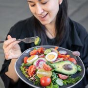 Η κετογονική (κετο) δίαιτα μπορεί να μειώσει τα επίπεδα τεστοστερόνης σε γυναίκες με σύνδρομο πολυκυστικών ωοθηκών (PCOS), σύμφωνα με μια νέα εργασία που δημοσιεύτηκε στο Journal of the Endocrine Society.