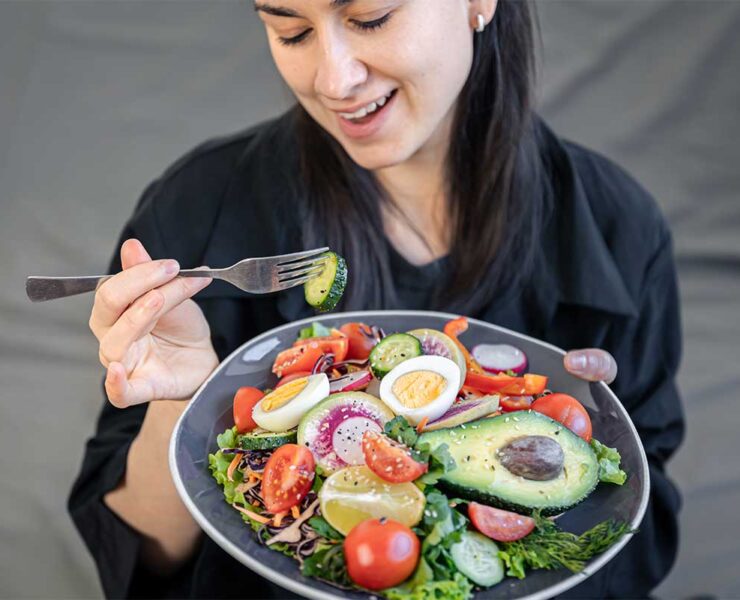 Η κετογονική (κετο) δίαιτα μπορεί να μειώσει τα επίπεδα τεστοστερόνης σε γυναίκες με σύνδρομο πολυκυστικών ωοθηκών (PCOS), σύμφωνα με μια νέα εργασία που δημοσιεύτηκε στο Journal of the Endocrine Society.