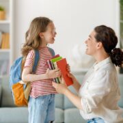 Συμβουλές για να έχετε ουσιαστικές και βοηθητικές συζητήσεις για όσα αφορούν κι απασχολούν το παιδί σε όλη τη σχολική χρονιά