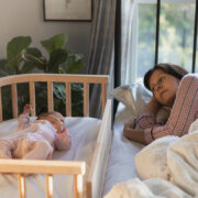 Το πιο σημαντικό: καθιερώστε μια ρουτίνα ύπνου και μείνετε πιστοί όσο μπορείτε σε αυτή