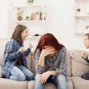 Πώς να αναγνωρίσετε την επιθετικότητα και την κακοποίηση σε αδέλφια