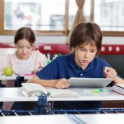 «Υπάρχουν σαφείς επιστημονικές αποδείξεις ότι τα ψηφιακά εργαλεία μάλλον βλάπτουν παρά ενισχύουν τη μάθηση των μαθητών»