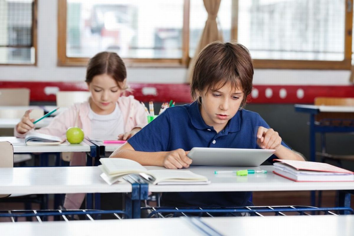 «Υπάρχουν σαφείς επιστημονικές αποδείξεις ότι τα ψηφιακά εργαλεία μάλλον βλάπτουν παρά ενισχύουν τη μάθηση των μαθητών»
