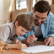 Αυτή η γονική προσέγγιση εστιάζει στην ανάπτυξη των δυνατοτήτων των παιδιών, εξηγεί η ψυχολόγος Jolanta Burke