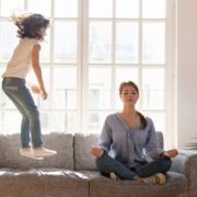 Είναι δύσκολο να μεγαλώνεις ικανά και συναισθηματικά έξυπνα παιδιά. Αλλά το κλειδί είναι να εξασκηθείτε στην υποστηρικτική επικοινωνία.