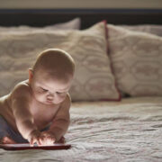 Όσο περισσότερο χρόνο λαμβάνει ένα μωρό στην οθόνη, τόσο μεγαλύτερος είναι ο κίνδυνος να αντιμετωπίσει δυσκολίες σε ορισμένες αναπτυξιακές περιοχές