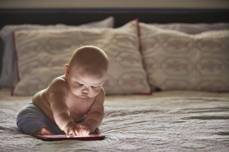 Όσο περισσότερο χρόνο λαμβάνει ένα μωρό στην οθόνη, τόσο μεγαλύτερος είναι ο κίνδυνος να αντιμετωπίσει δυσκολίες σε ορισμένες αναπτυξιακές περιοχές
