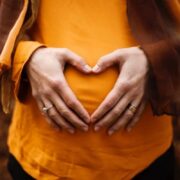 Αυτή η σοβαρή κατάσταση εγκυμοσύνης συμβαίνει όταν ο πλακούντας προσκολλάται πολύ βαθιά στο τοίχωμα της μήτρας. Οι ειδικοί εξηγούν τα αίτια, τα συμπτώματα και τη θεραπεία.