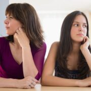 Το να παραμένετε συνδεδεμένοι με τον έφηβο που αλλάζει μπορεί να είναι δύσκολο αλλά είναι εφικτό