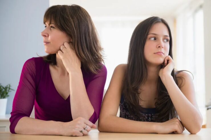 Το να παραμένετε συνδεδεμένοι με τον έφηβο που αλλάζει μπορεί να είναι δύσκολο αλλά είναι εφικτό