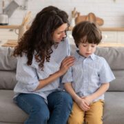 Πώς να εντοπίσετε ένα παιδί που αρχίζει να κλαίει πολύ εύκολα