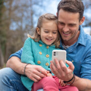 Έρευνες έχουν συνδέσει τη χρήση κινητού τηλεφώνου από τους γονείς με τη διαταραχή της γλωσσικής ανάπτυξης στα παιδιά